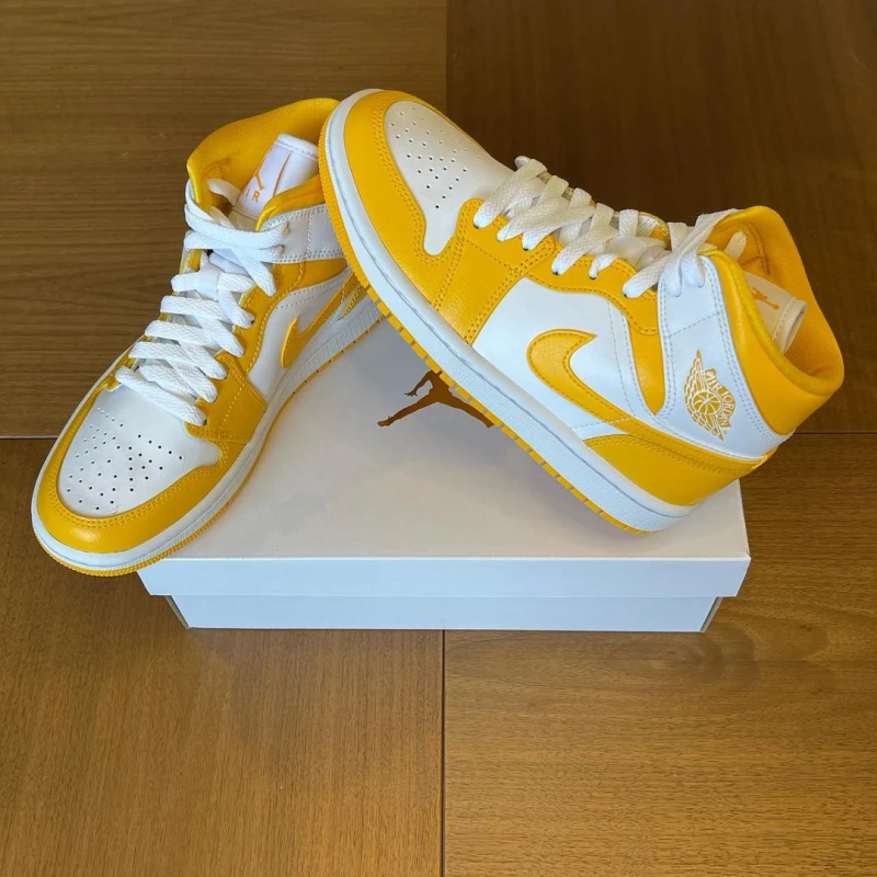 Jordan 1 Mid White University Gold BQ6472-117