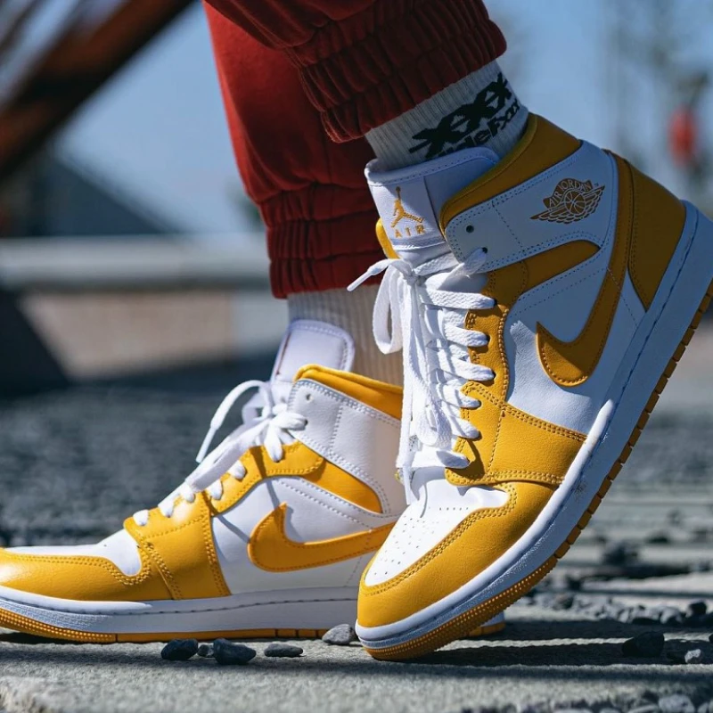 Jordan 1 Mid White University Gold BQ6472-117