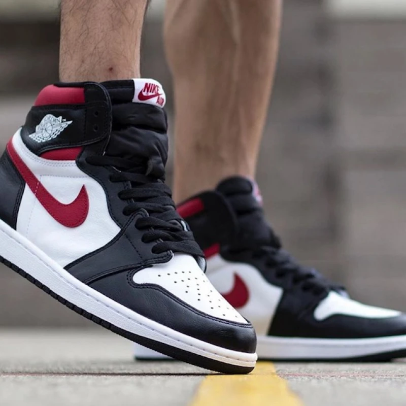 Jordan 1 Retro High Black Gym Red 555088-061